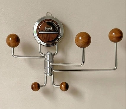 Step-by-step installation guide for a wall-mounted hook with wooden knobs.